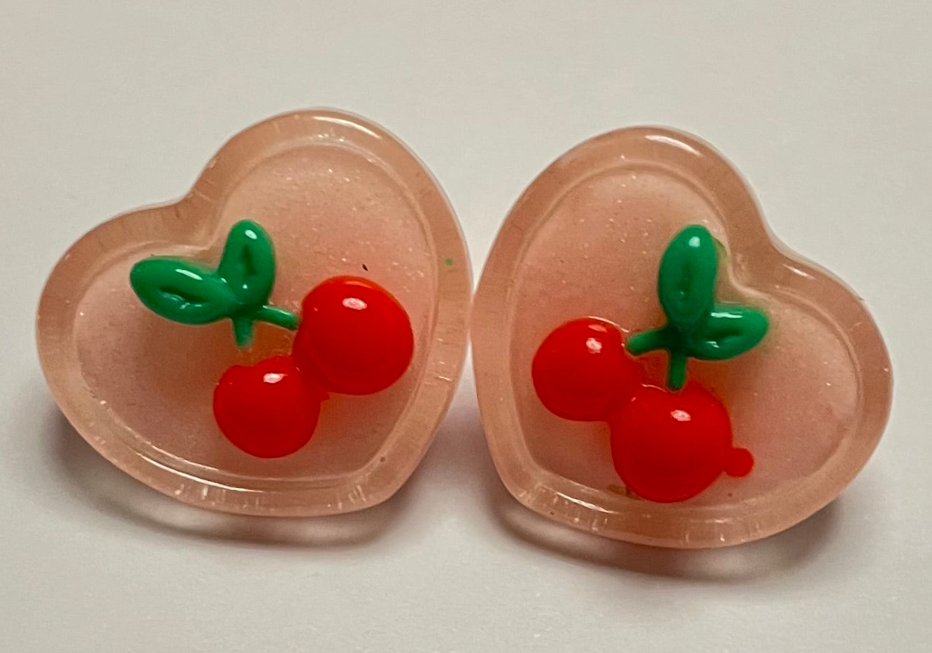 Örhängen körsbär på hjärta