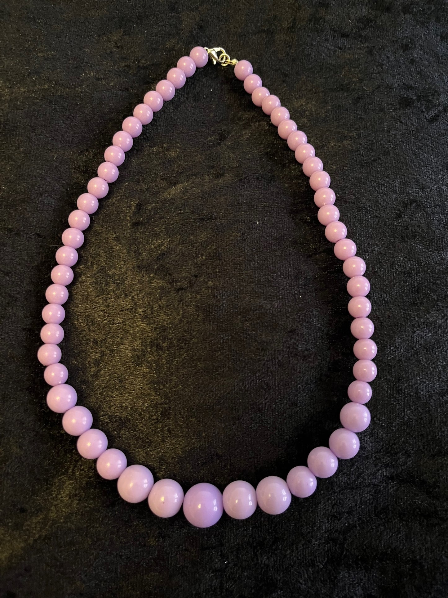 Ljuslila pärlhalsband