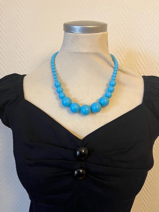 Ljusblått pärlhalsband